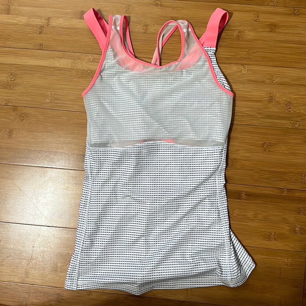 Lululemon workout tank. Built in bra. SizeS/M